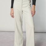 Pantalón Finnel Arena de la marca I-2025-833, pantalones deportivos en color gris con diseño cómodo y ajustado.