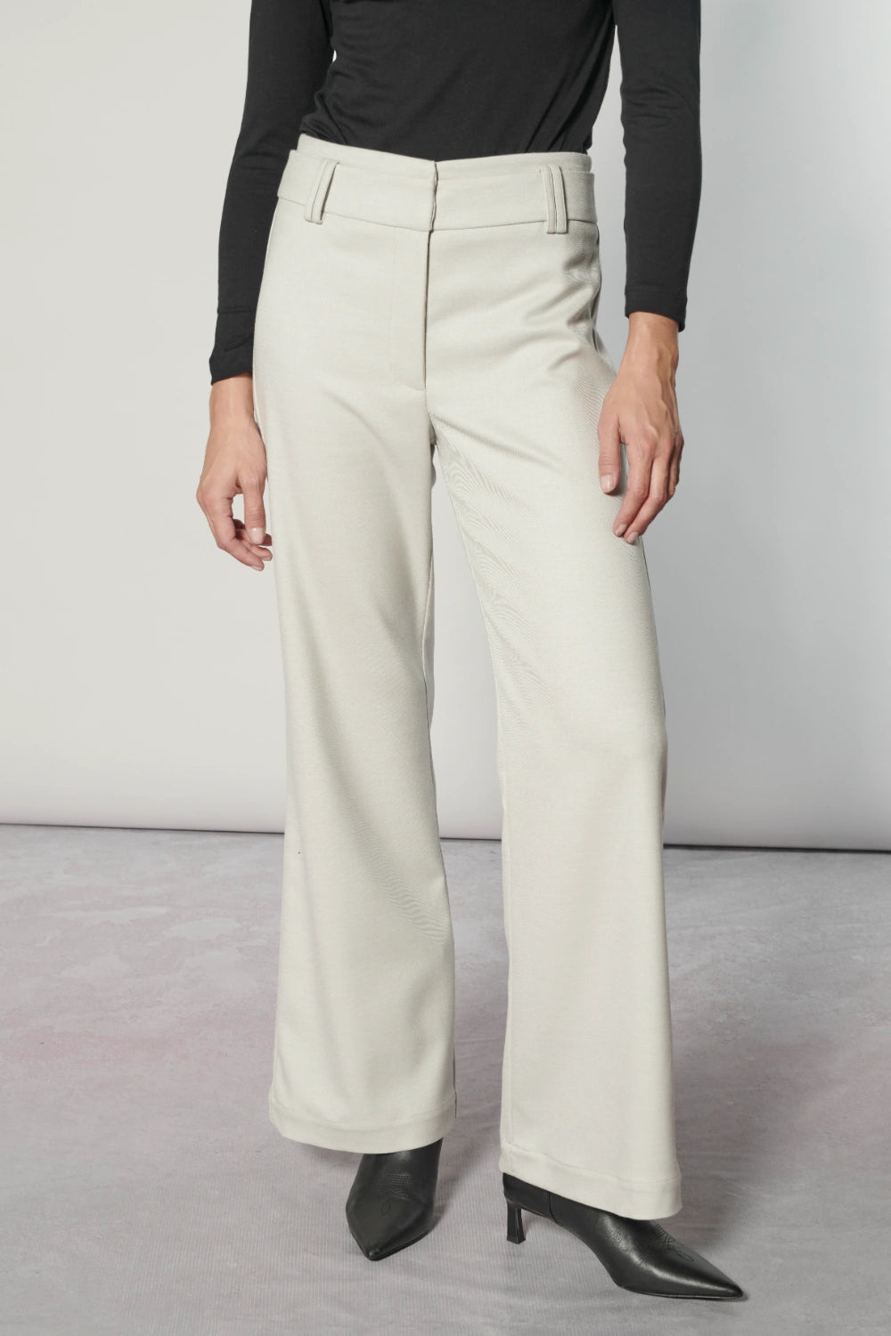 Pantalón Finnel Arena de la marca I-2025-833, pantalones deportivos en color gris con diseño cómodo y ajustado.