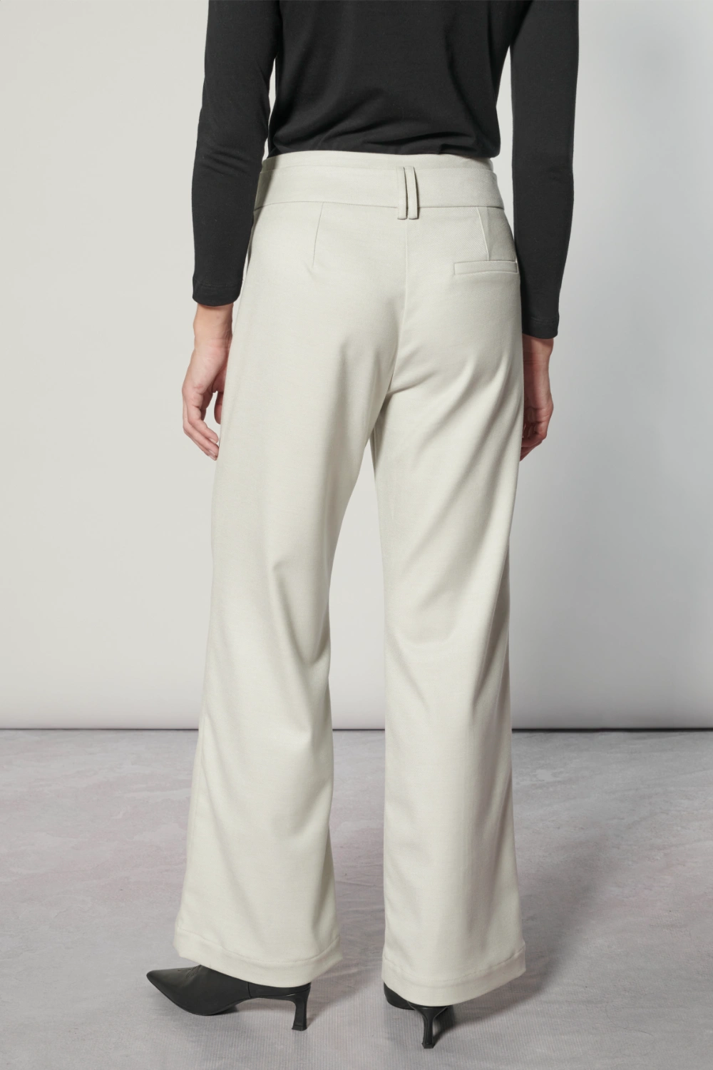 Pantalones Finnel Arena de la marca I-2025-833, pantalones deportivos con diseño cómodo y ajustado, en color oscuro.