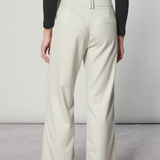 Pantalones Finnel Arena de la marca I-2025-833, pantalones deportivos con diseño cómodo y ajustado, en color oscuro.