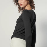 Polera Summa de la marca EI-2025-502, blusa moderna de color sólido y corte casual, vista frontal.
