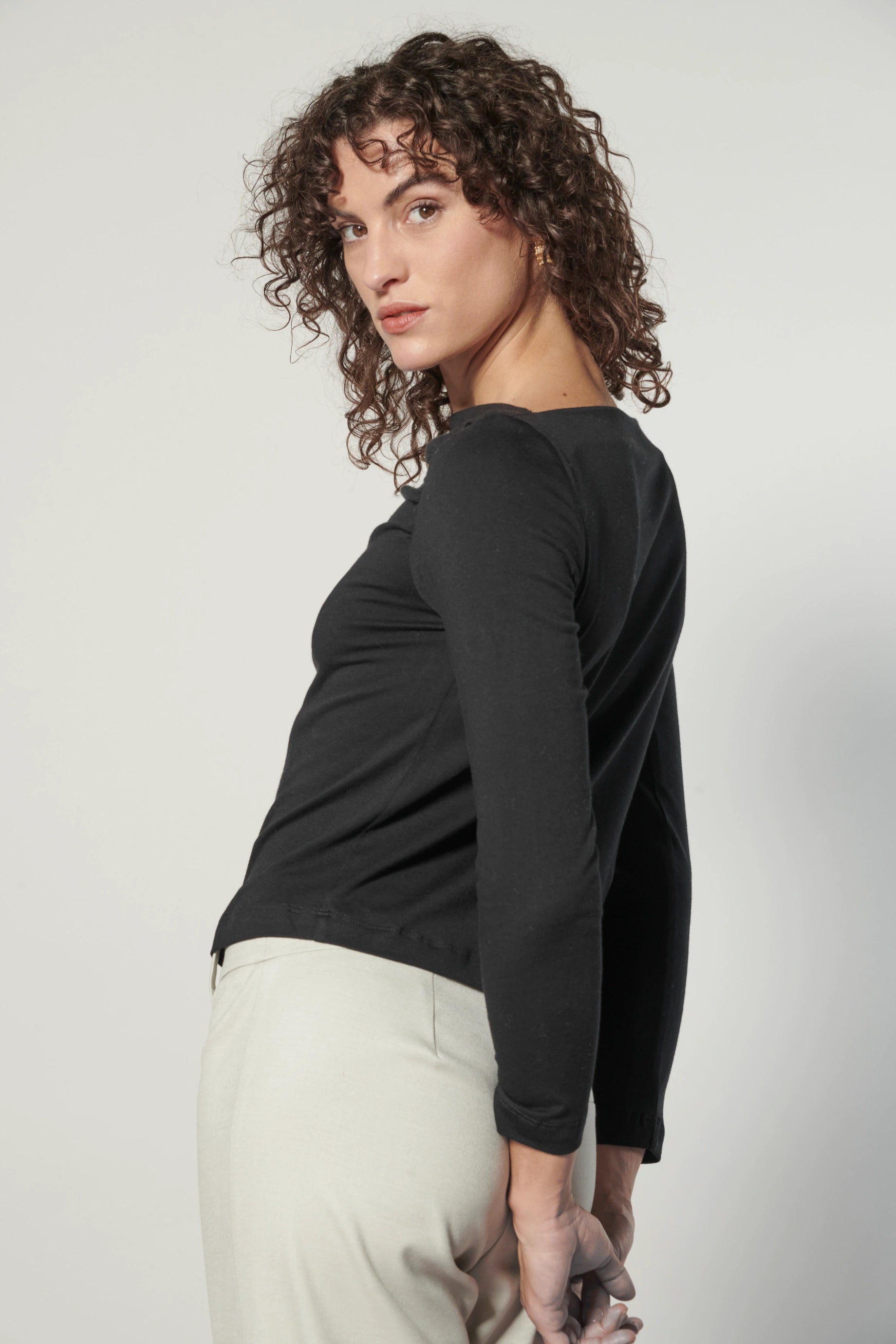 Polera Summa de la marca EI-2025-502, blusa moderna de color sólido y corte casual, vista frontal.