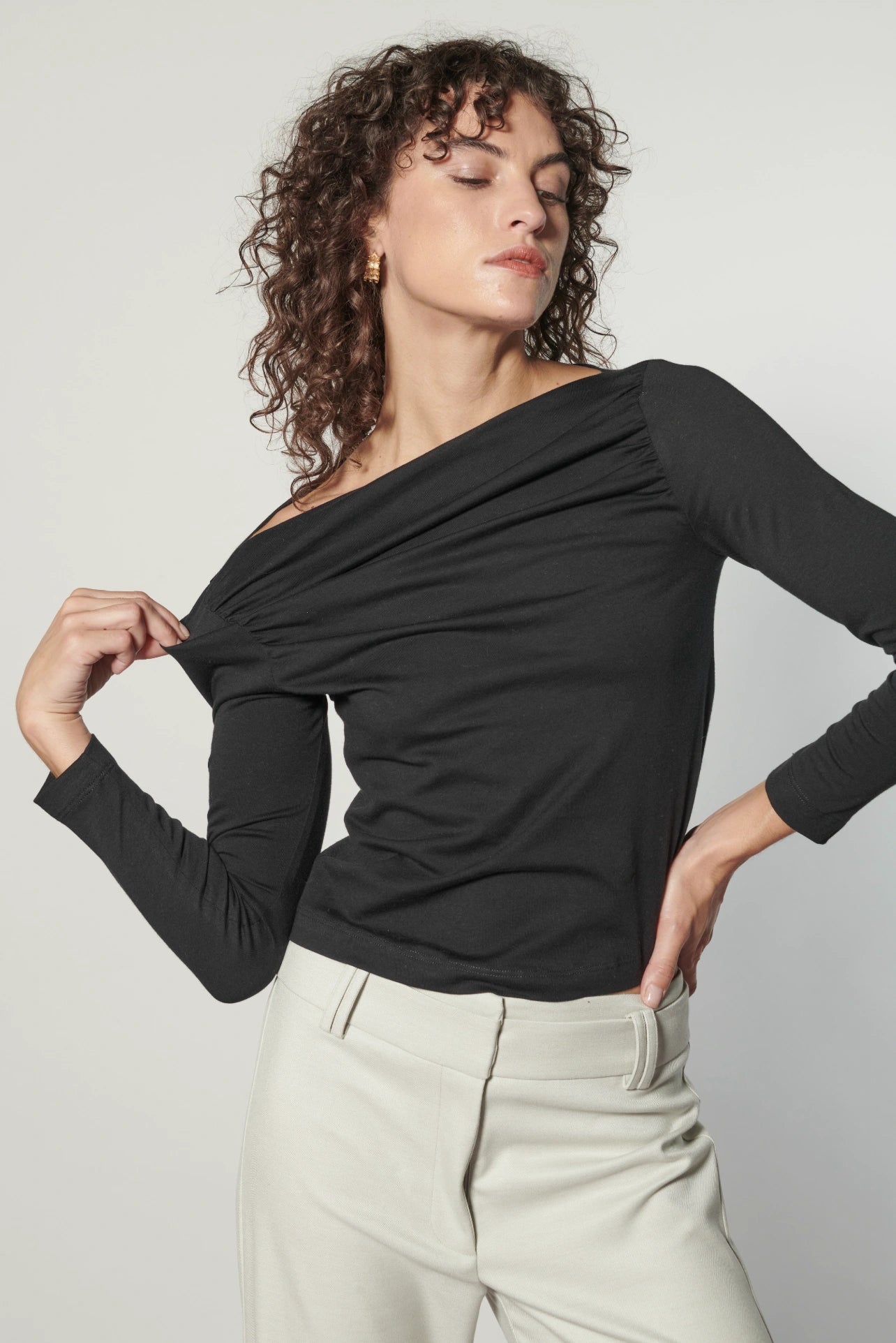 Polera Summa de la marca EI-2025-502, blusa de manga larga en color neutro, con diseño sencillo y cómodo para uso diario.