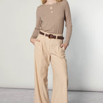 Pantalón O-2025-806 Scire Sesame de pantalones con diseño moderno y detalles en color beige, ajustado y cómodo para uso diario.