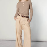 Pantalón O-2025-806 Scire Sesame de pantalones con diseño moderno y detalles en color beige, ajustado y cómodo para uso diario.