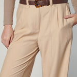 Pantalón Scire Sesame de la marca O-2025-806, pantalones de color beige con diseño cómodo y moderno.