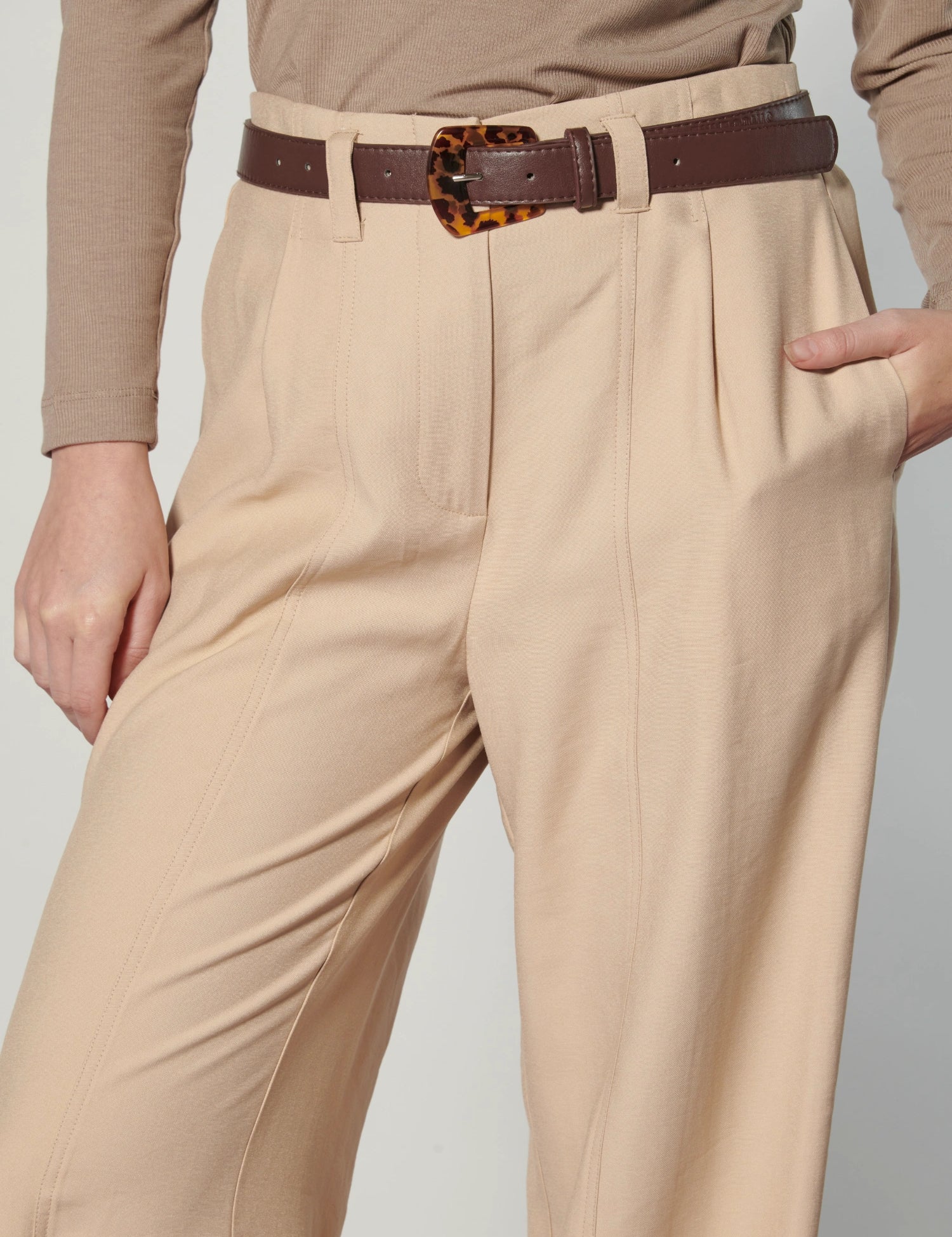 Pantalón Scire Sesame de la marca O-2025-806, pantalones de color beige con diseño cómodo y moderno.