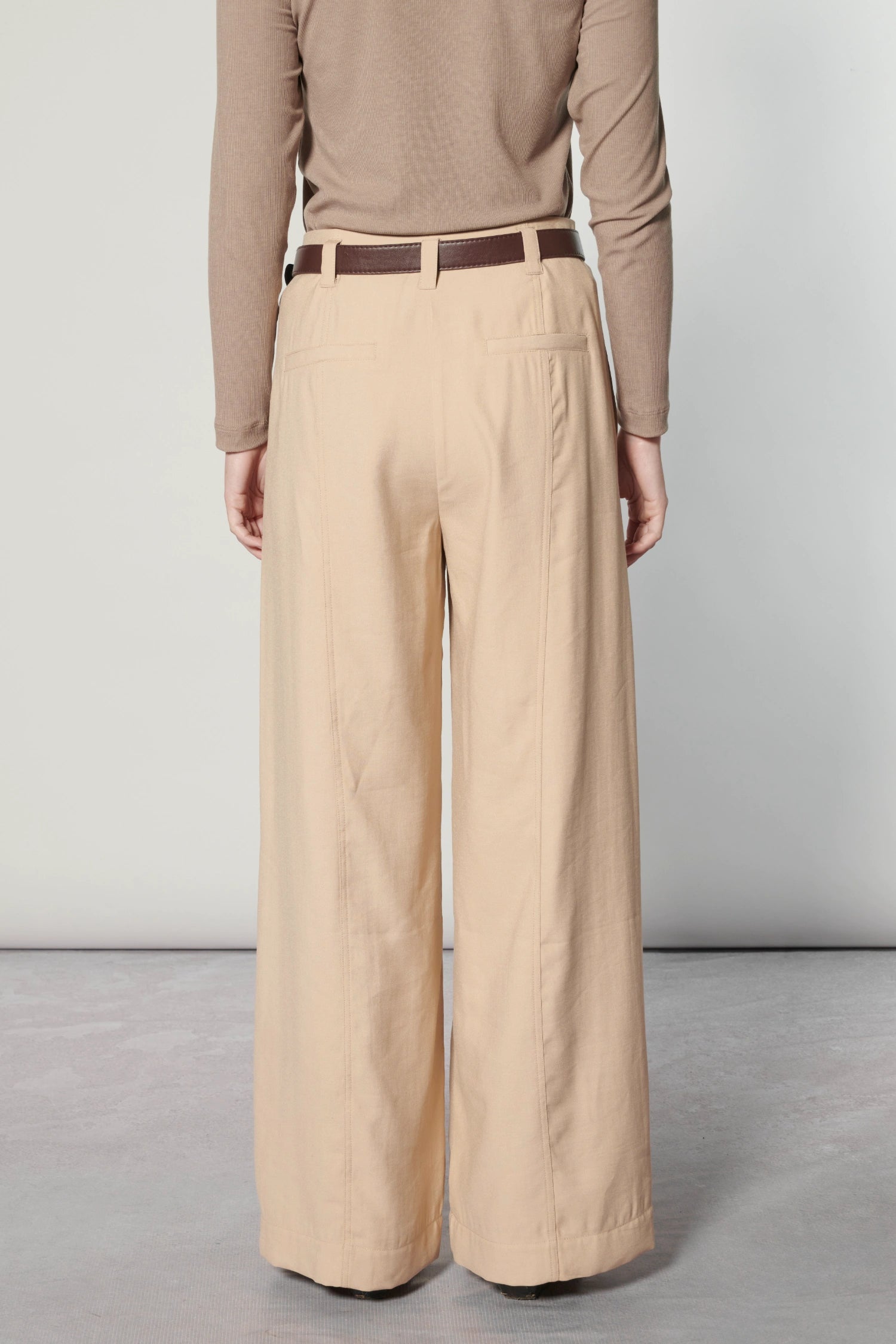 Pantalón O-2025-806 Scire Sesame, pantalones de moda en color beige, con diseño cómodo y estilo casual.