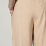 Pantalón Scire Sesame de la marca O-2025-806, pantalones con diseño moderno y cómodo, en color neutro y estilo casual.