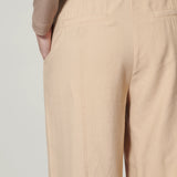 Pantalón Scire Sesame de la marca O-2025-806, pantalones con diseño moderno y cómodo, en color neutro y estilo casual.