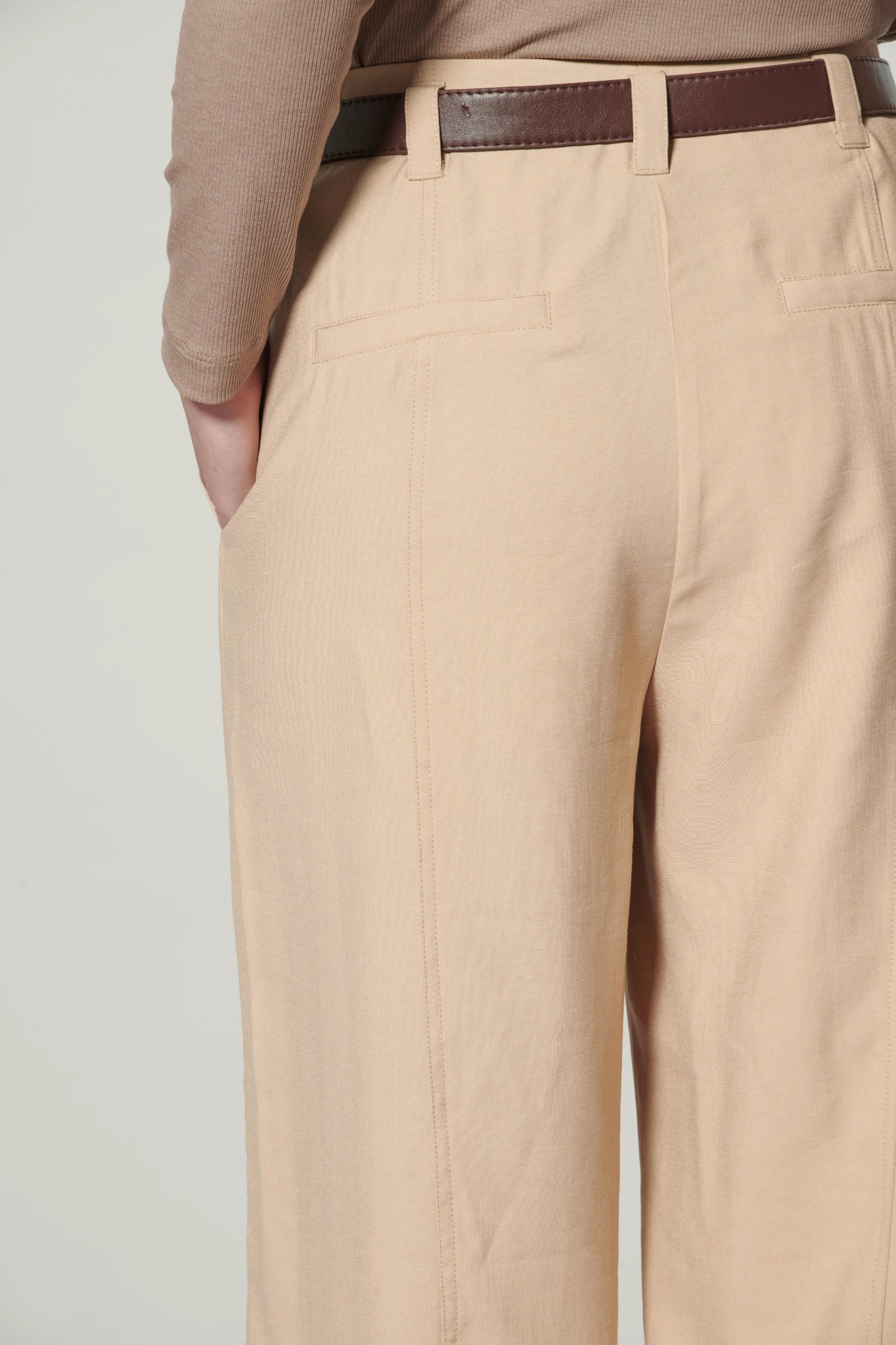Pantalón Scire Sesame de la marca O-2025-806, pantalones con diseño moderno y cómodo, en color neutro y estilo casual.