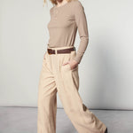 Pantalón Scire Sesame de la marca O-2025-806, pantalones de color beige con diseño cómodo y moderno, vista frontal.