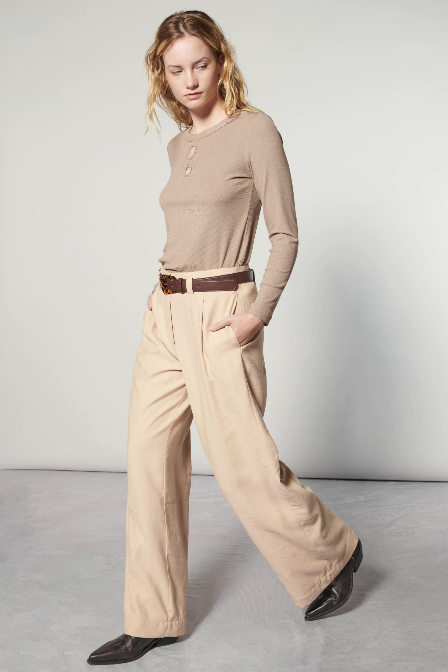 Pantalón Scire Sesame de la marca O-2025-806, pantalones de color beige con diseño cómodo y moderno, vista frontal.