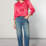 Blusa Atena de la marca I-2024-639 con diseño elegante y detalles en la tela, mostrada en la imagen.
