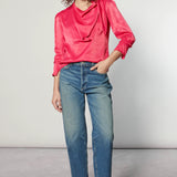 Blusa Atena de la marca I-2024-639 con diseño elegante y detalles en la tela, mostrada en la imagen.
