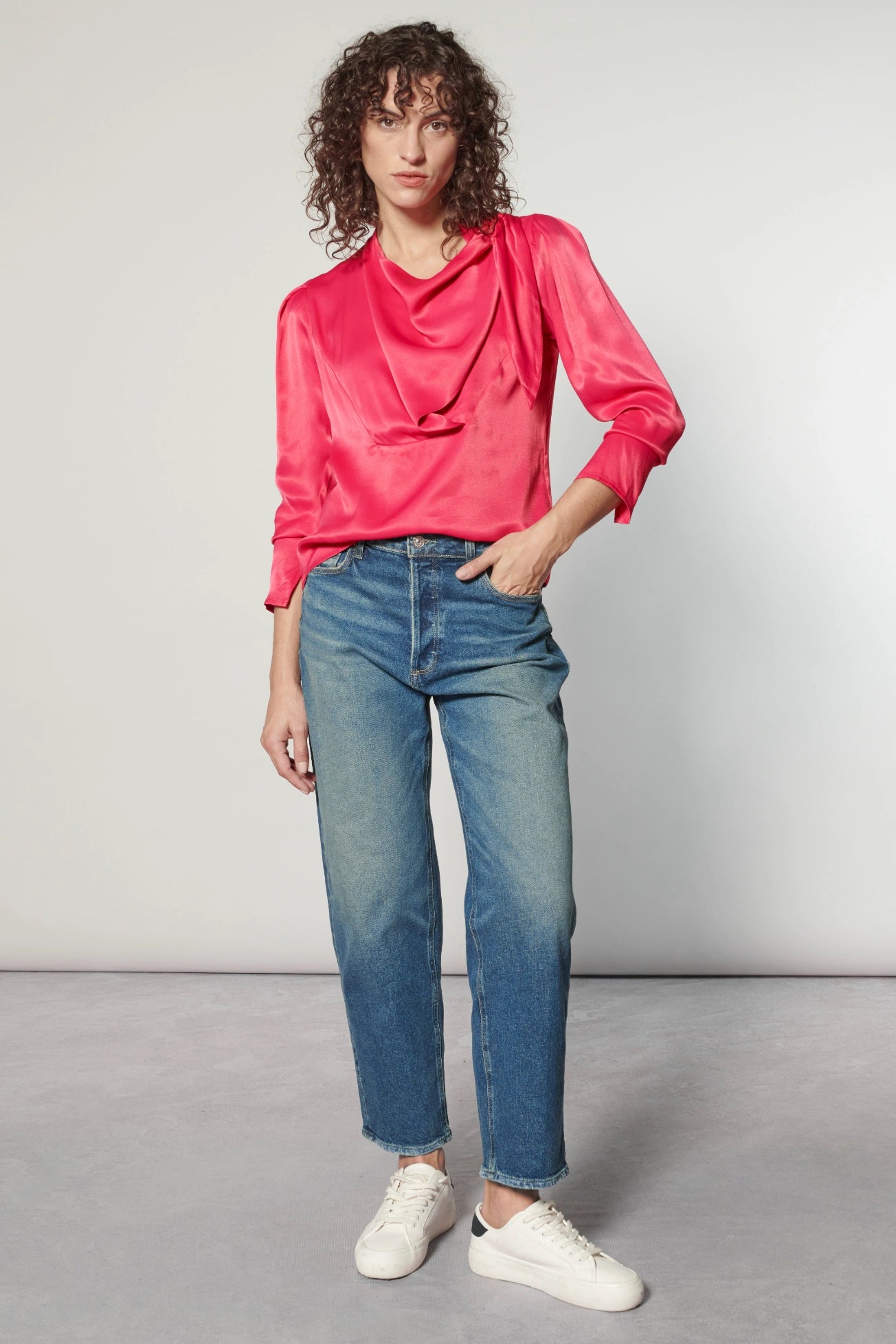 Blusa Atena de la marca I-2024-639 con diseño elegante y detalles en la tela, mostrada en la imagen.