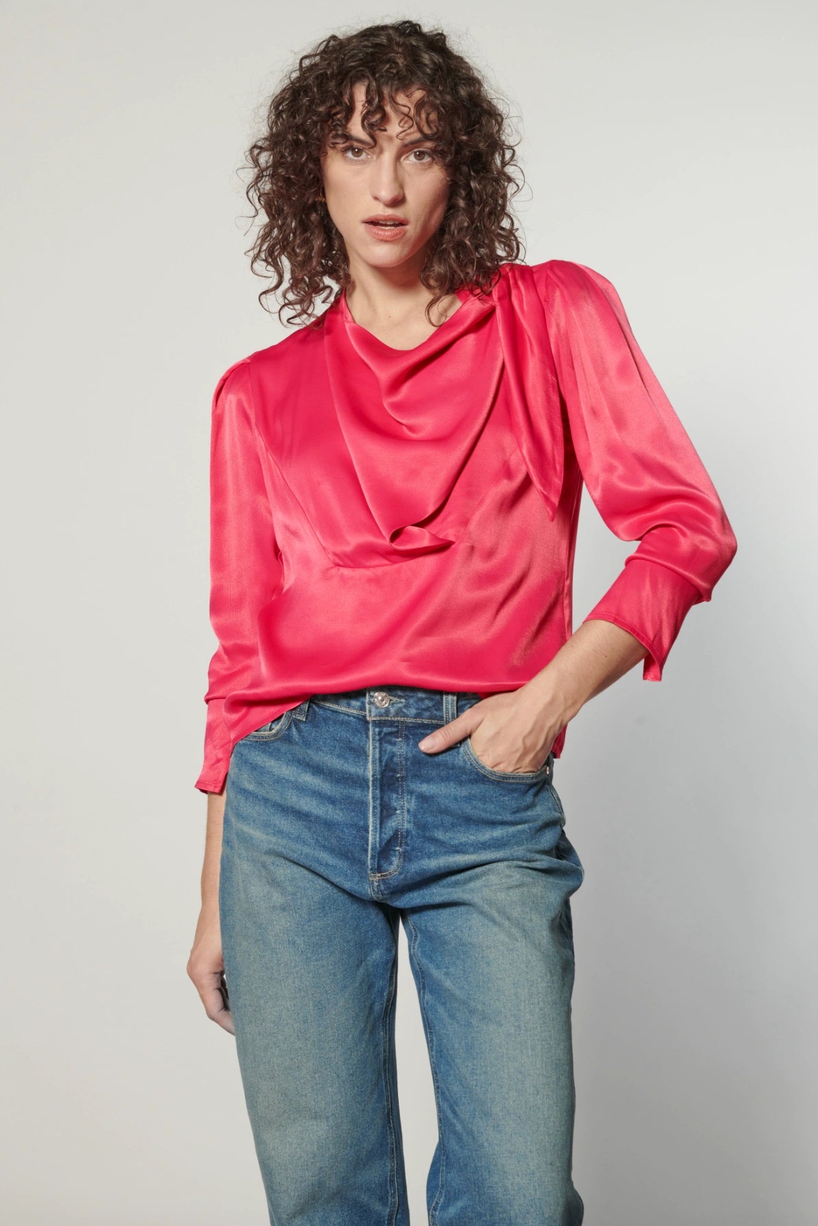 Blusa Atena de la marca I-2024-639, con diseño elegante y detalles en la parte superior, perfecta para ocasiones formales.
