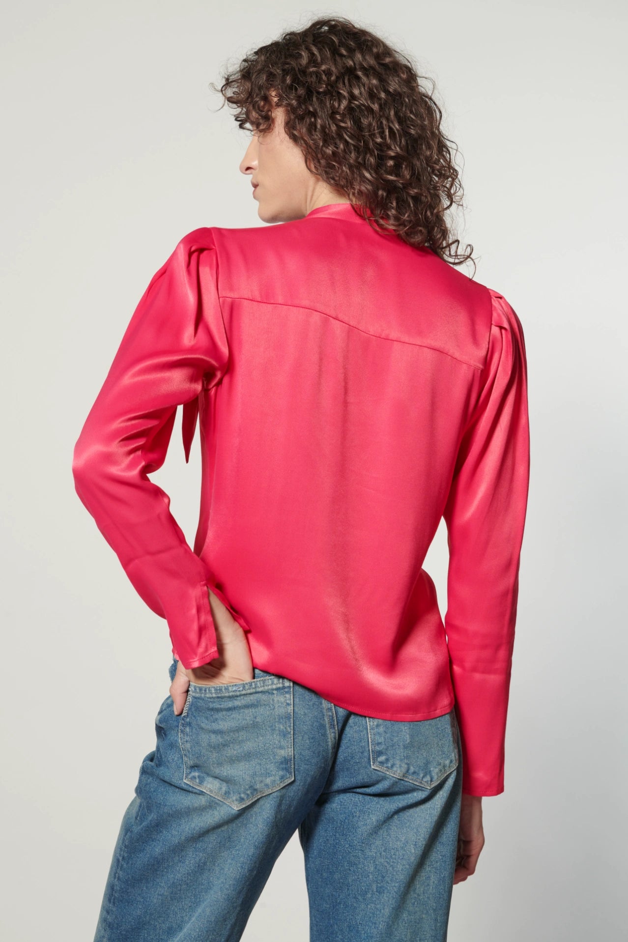 Blusa Atena de la marca I-2024-639, blusa de manga larga en color neutro, con detalles elegantes y estilo moderno.