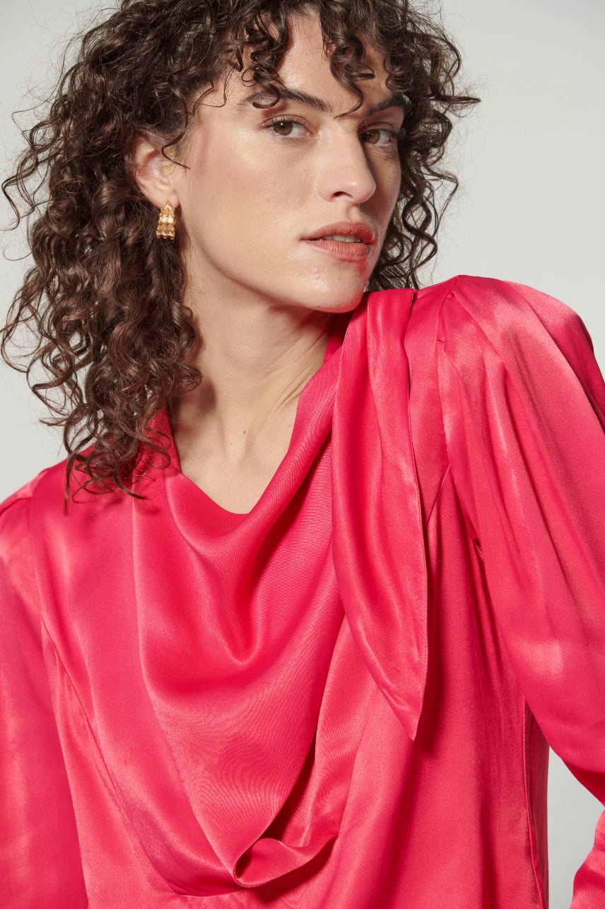 Blusa Atena de la marca I-2024-639, blusa de manga larga en color azul con detalles elegantes y cuello en V.