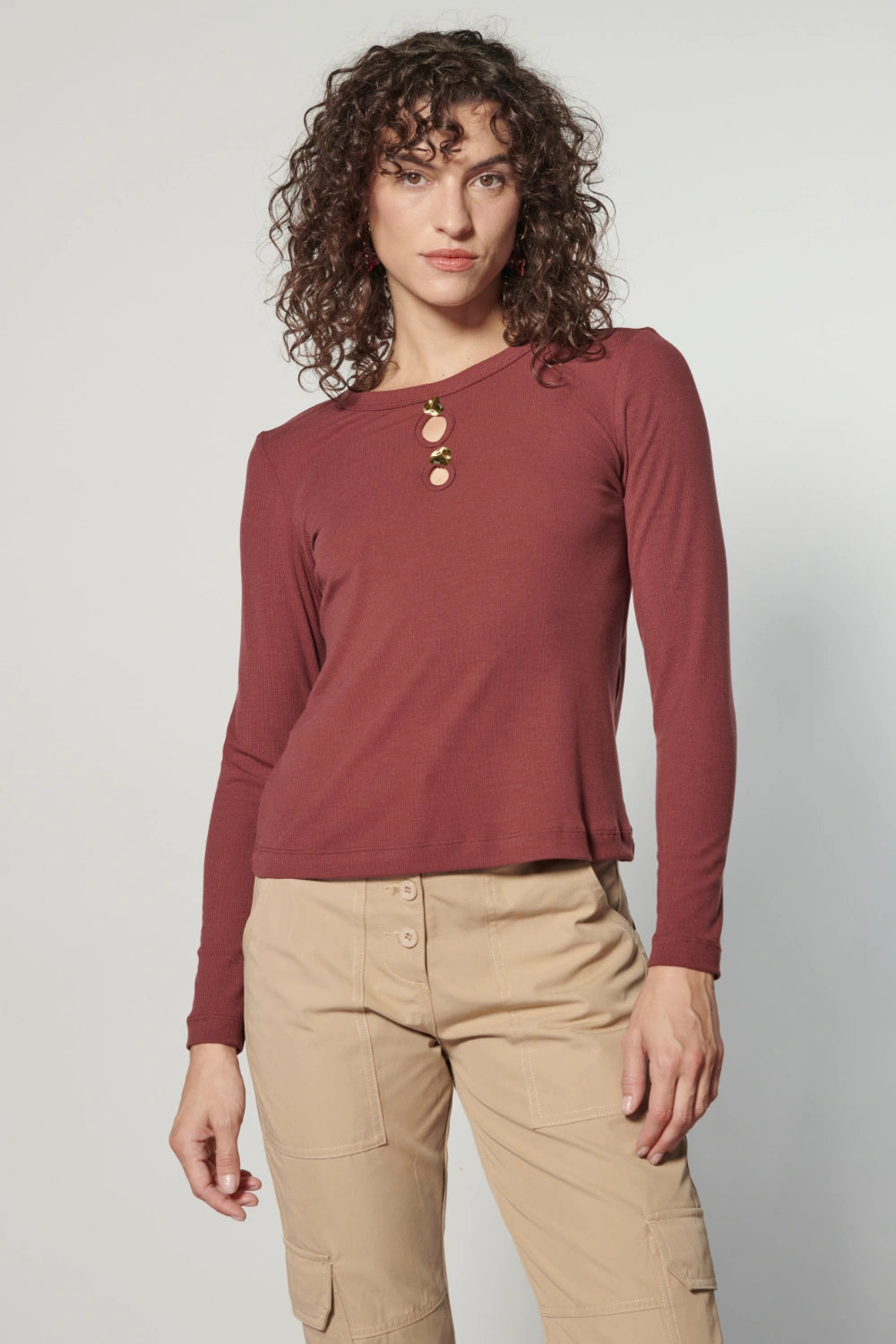 Polera Editta de la marca I-2025-531, blusa de manga larga en color gris con detalles en el cuello y puños.