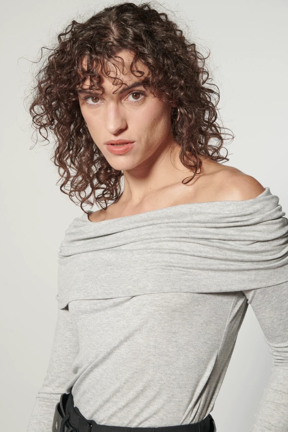Polera Elsie Vint de la marca EI-2025-504, blusa estilo vintage con diseño moderno, mostrada en color y detalles en la imagen.