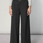 Pantalón negro de la marca O-2025-806, estilo casual y cómodo, con detalles simples y ajuste moderno.