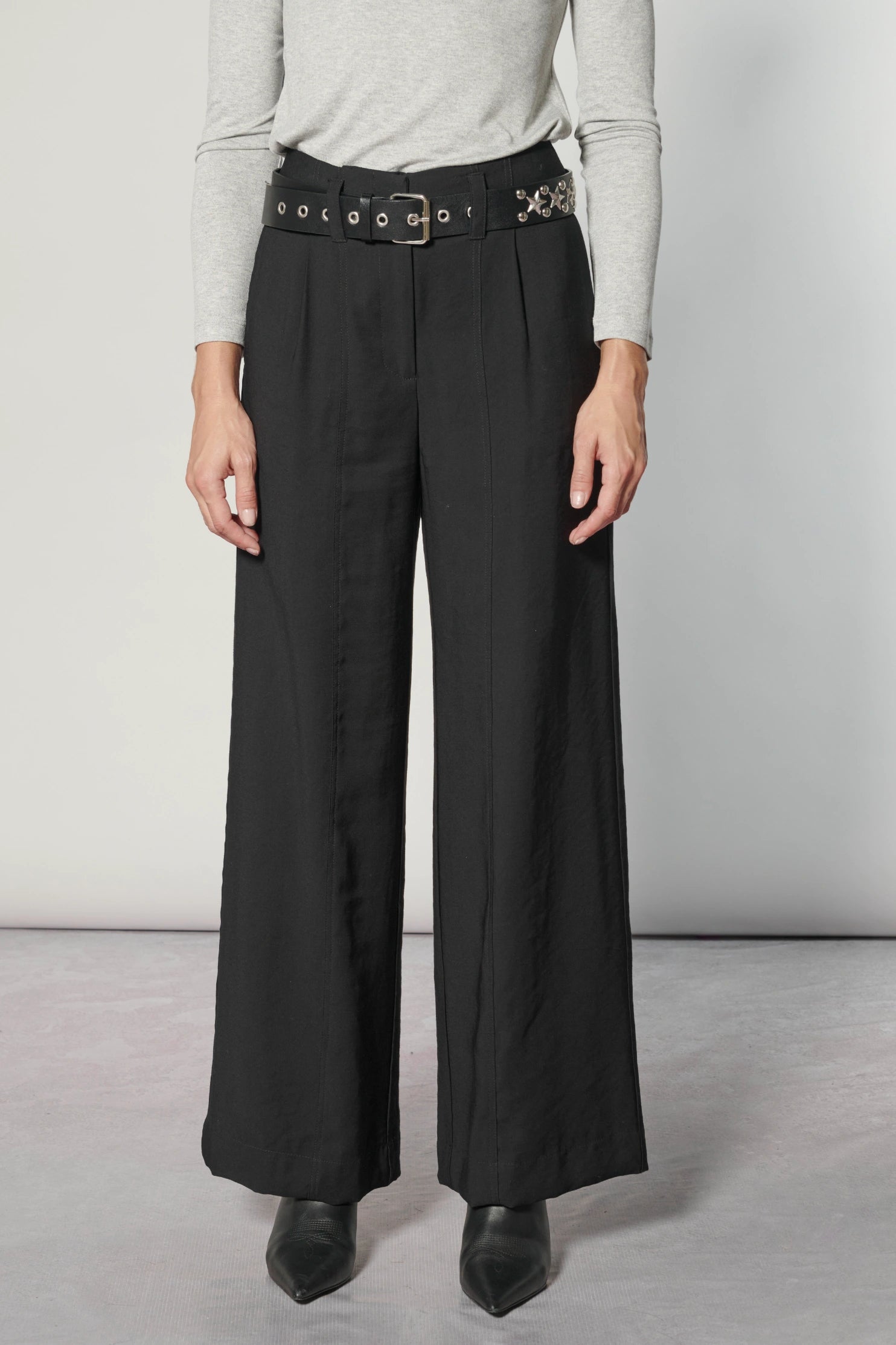 Pantalón negro de la marca O-2025-806, estilo casual y cómodo, con detalles simples y ajuste moderno.
