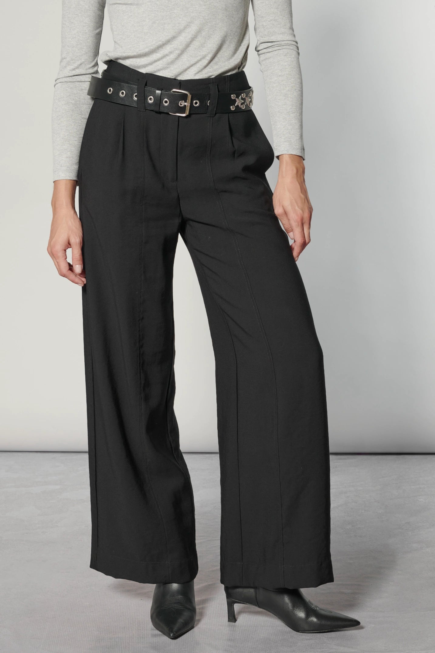 Pantalones negros de la marca O-2025-806, estilo casual, con bolsillos y ajuste cómodo, en color negro.
