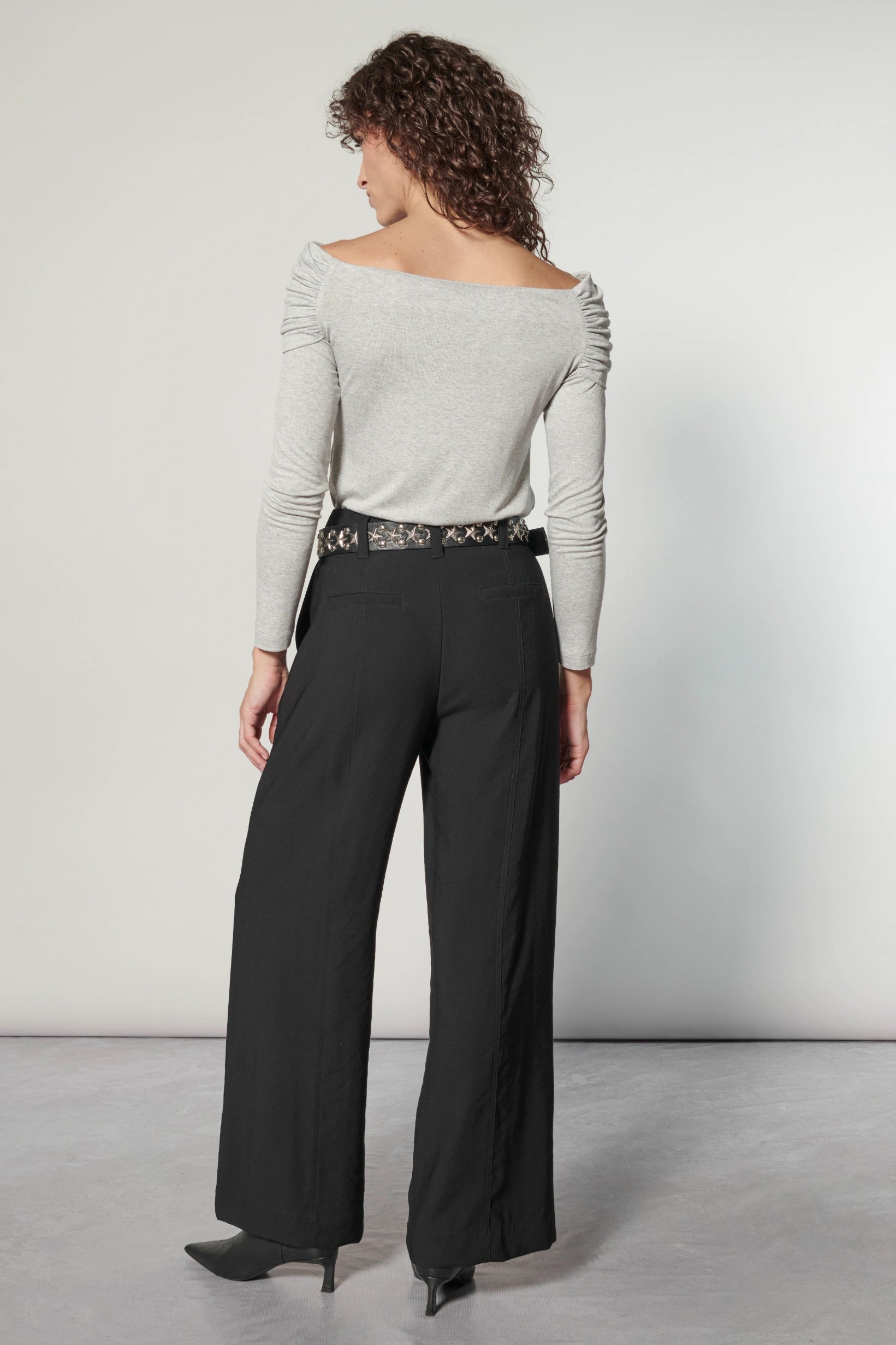 Pantalón negro O-2025-806 de la marca O-2025-806, pantalones de estilo casual con ajuste cómodo y diseño elegante.
