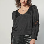 Blusa Marie de la marca O-2025-606, con diseño elegante y fresco, en color neutro, mostrada en la imagen.