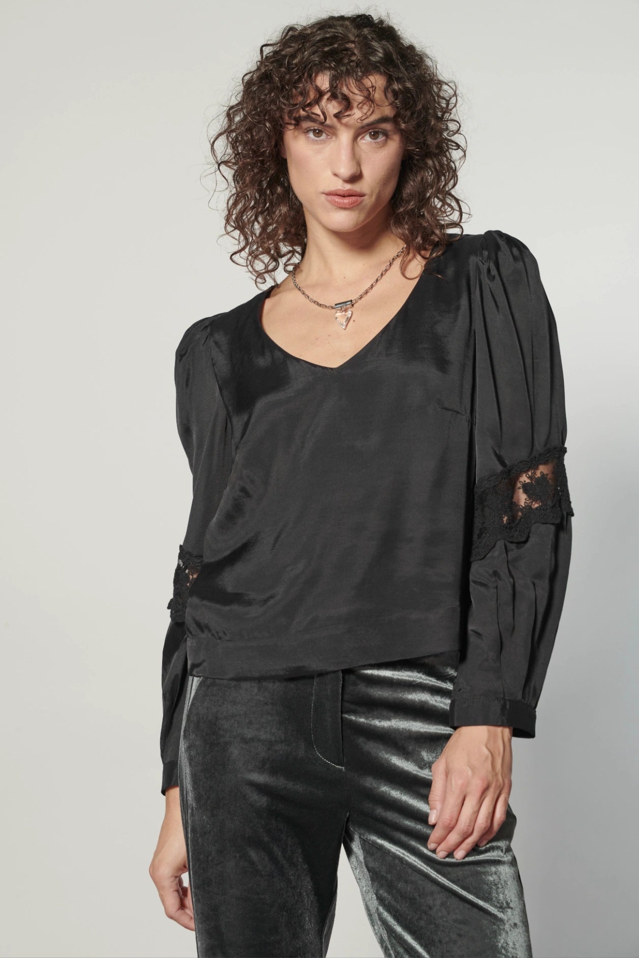 Blusa Marie de la marca O-2025-606, con diseño elegante y fresco, en color neutro, mostrada en la imagen.