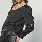 Blusa Marie de la marca O-2025-606, blusa de tela ligera con detalles de diseño en look casual y elegante.