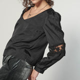 Blusa Marie de la marca O-2025-606, blusa de tela ligera con detalles de diseño en look casual y elegante.