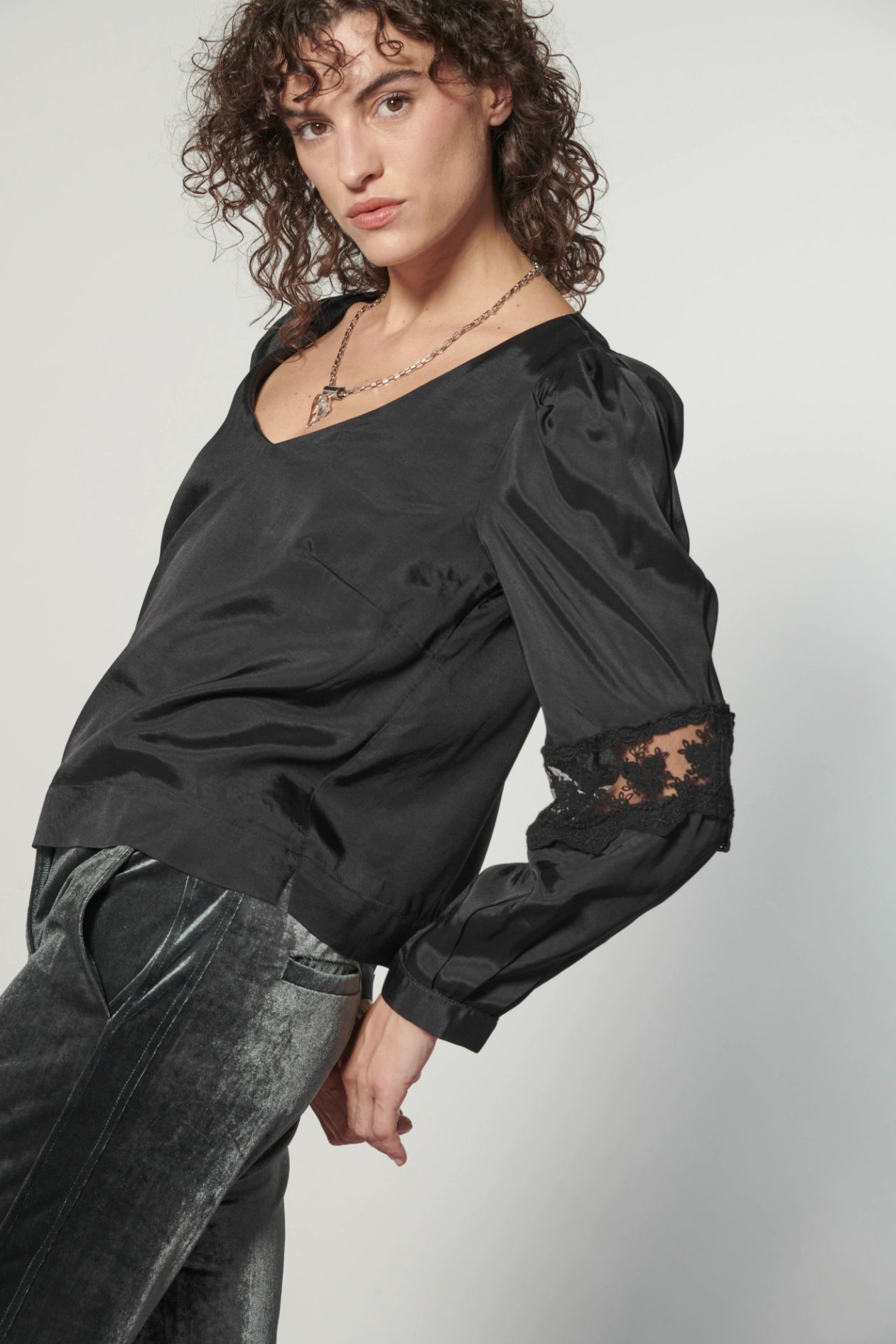 Blusa Marie de la marca O-2025-606, blusa de tela ligera con detalles de diseño en look casual y elegante.
