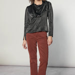 Blusa Atena de la marca I-2024-639, con diseño elegante en color neutro, mostrando el frente y detalles del cuello.