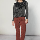 Blusa Atena de la marca I-2024-639, con diseño elegante en color neutro, mostrando el frente y detalles del cuello.
