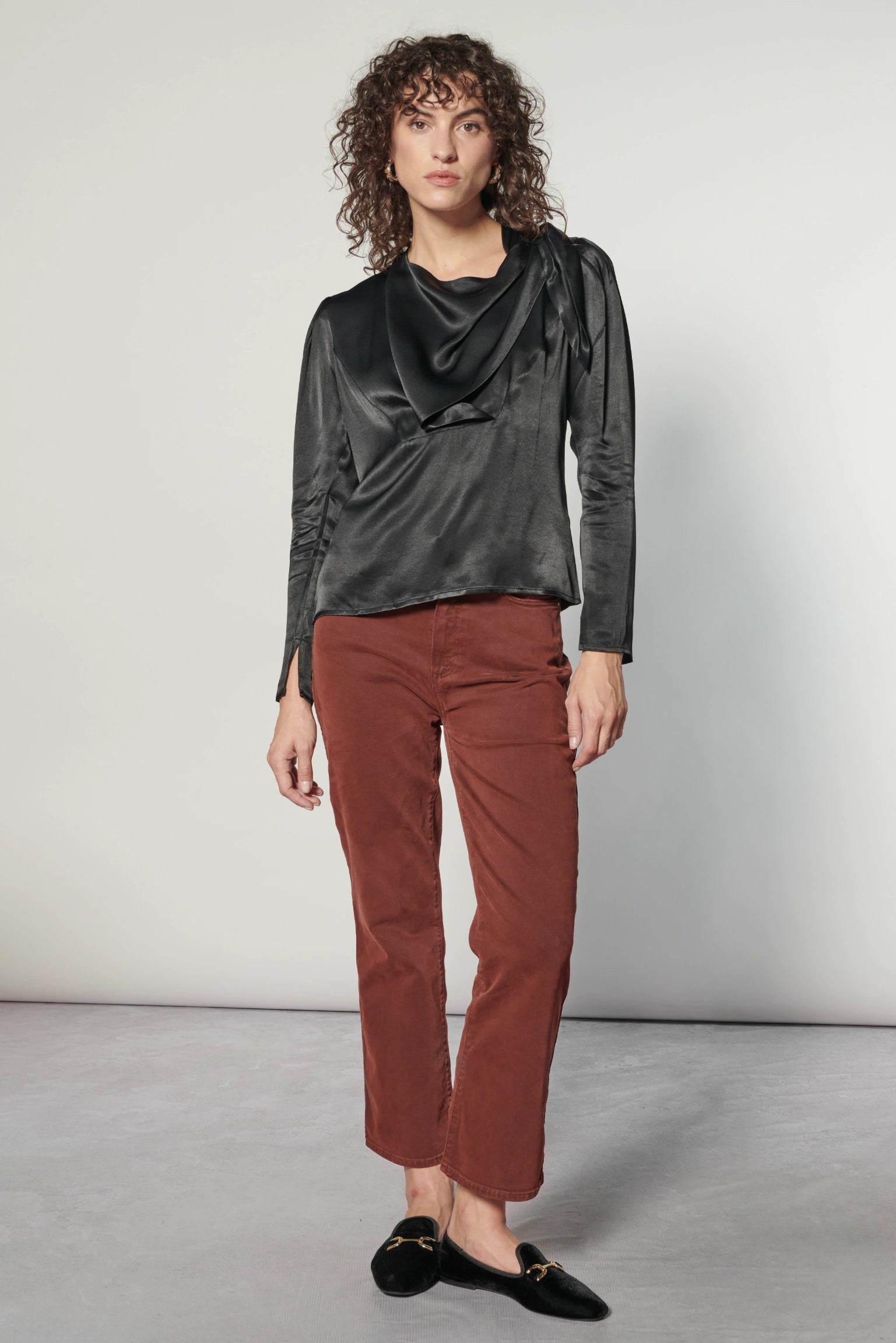 Blusa Atena de la marca I-2024-639, con diseño elegante en color neutro, mostrando el frente y detalles del cuello.