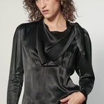 Blusa Atena de la marca I-2024-639 con diseño elegante y detalles en la parte superior, vista frontal en color neutro.