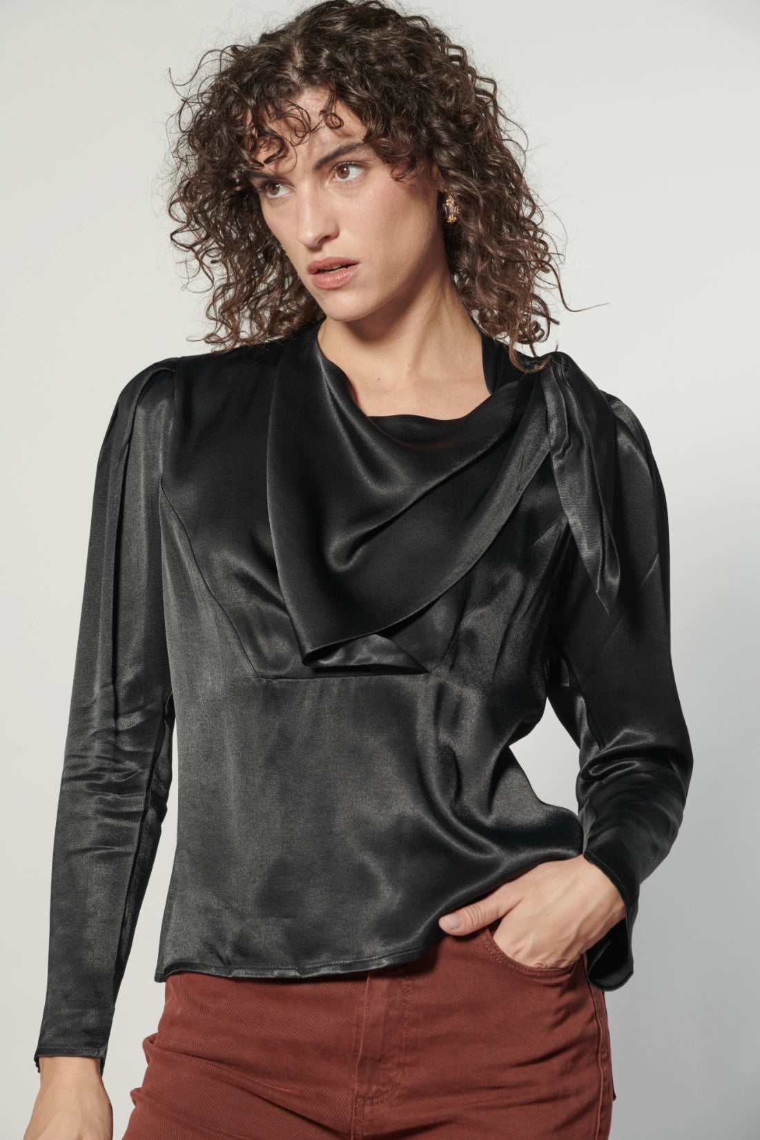 Blusa Atena de la marca I-2024-639 con diseño elegante y detalles en la parte superior, vista frontal en color neutro.