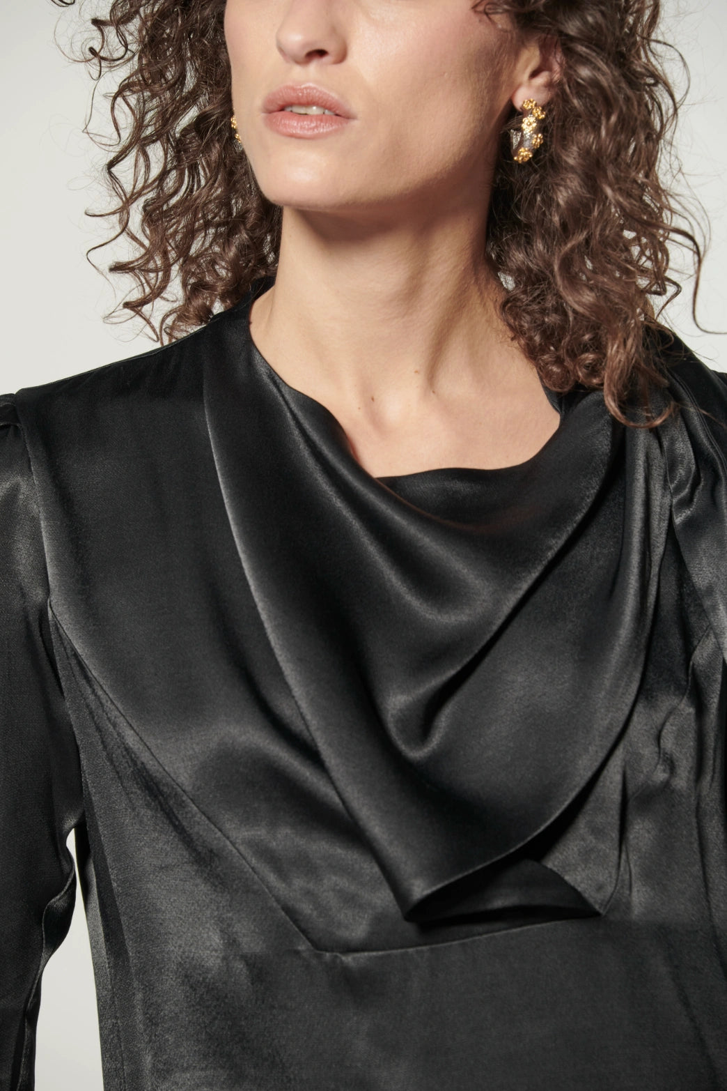 Blusa Atena de la marca I-2024-639, vista frontal con cuello y mangas largas, en color neutro sobre fondo claro.