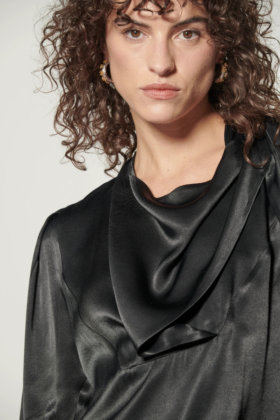 Blusa Atena de la marca I-2024-639, vista frontal con detalles de tela y diseño elegante.