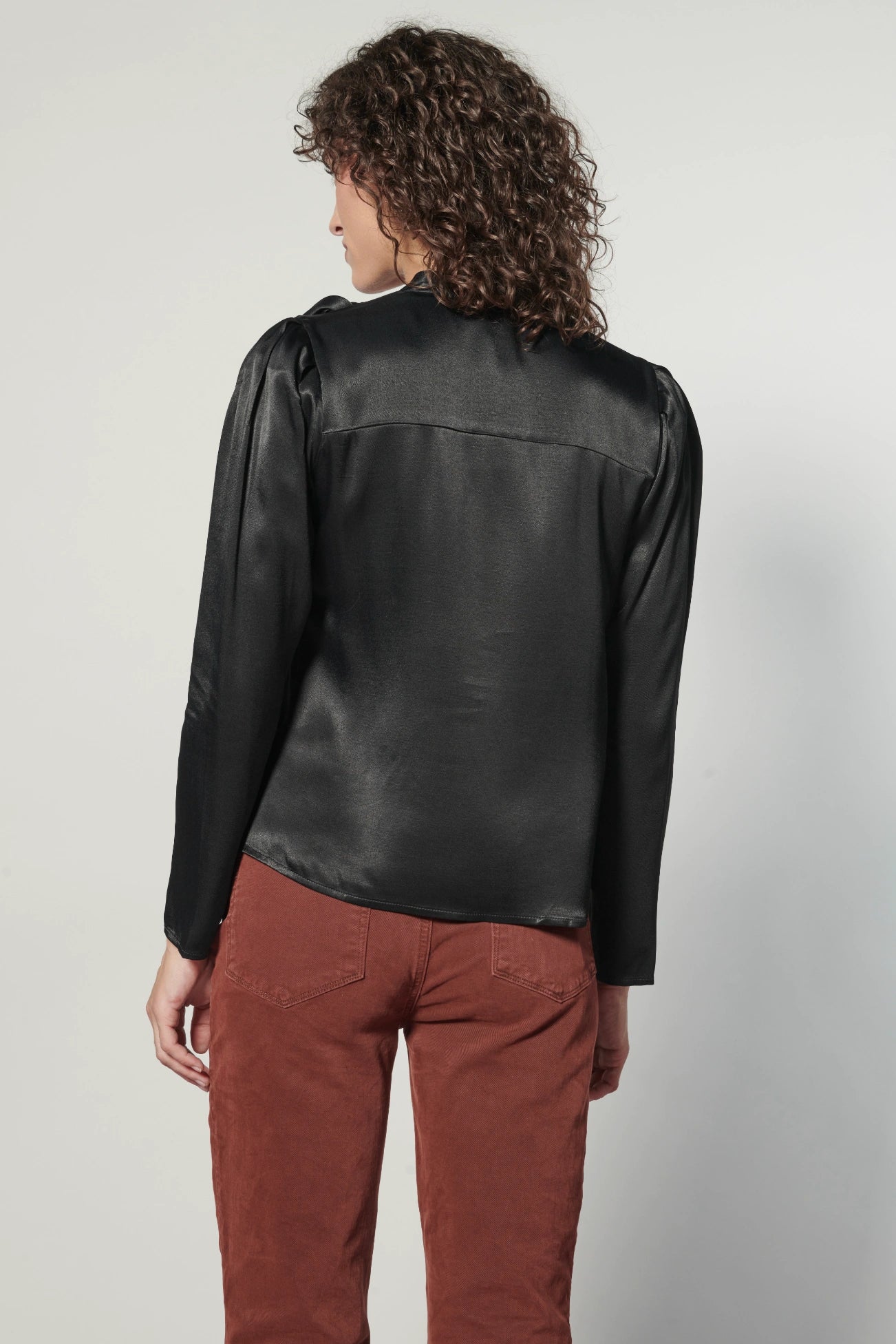 Blusa Atena de la marca I-2024-639, blusa de tela ligera con diseño elegante y detalles en el cuello.