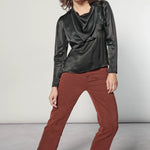 Blusa Atena de la marca I-2024-639, vista frontal con detalles elegantes y tela ligera en color neutro.