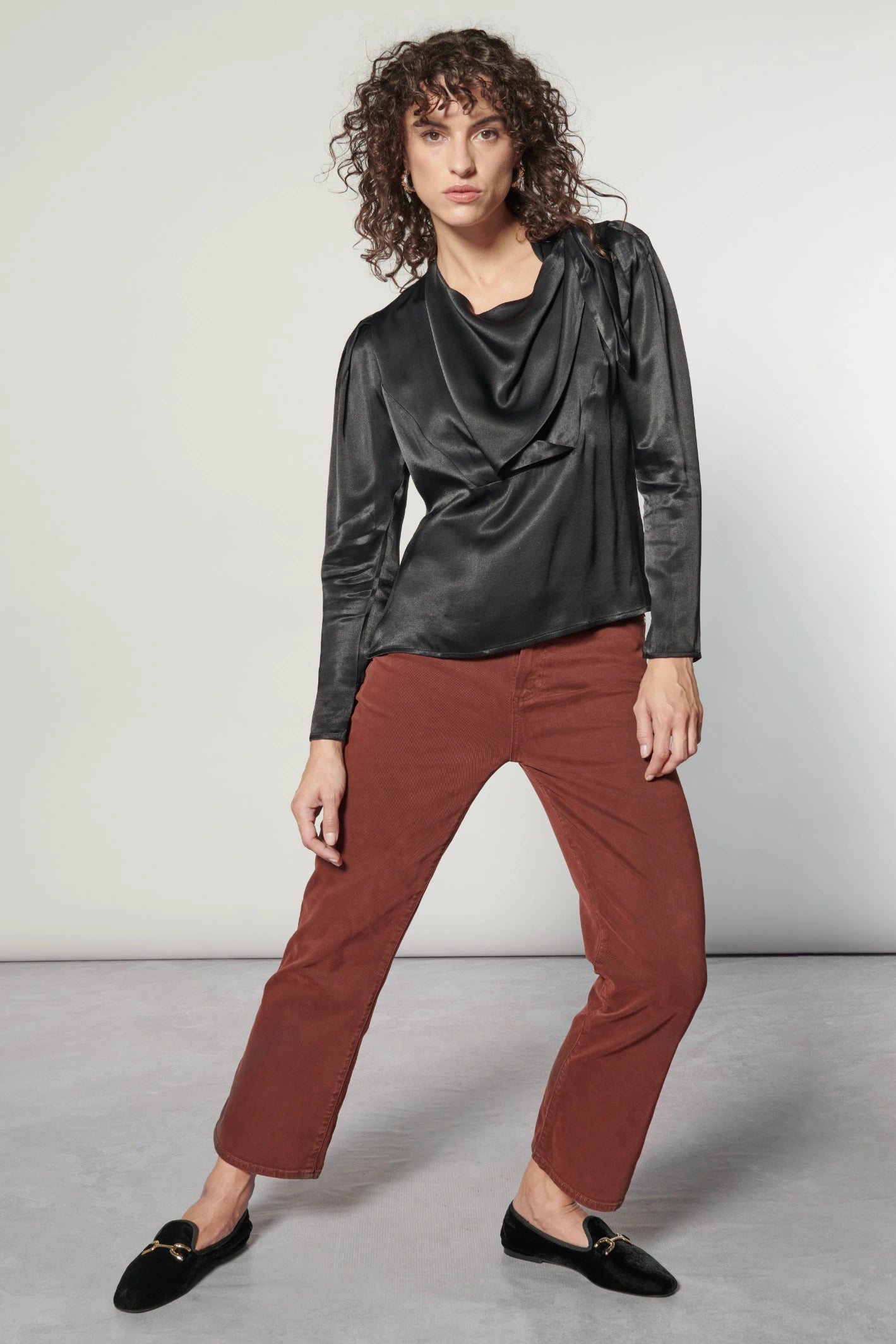 Blusa Atena de la marca I-2024-639, vista frontal con detalles elegantes y tela ligera en color neutro.