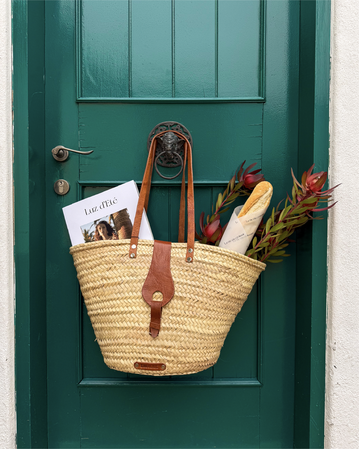 Bolso en puerta verde