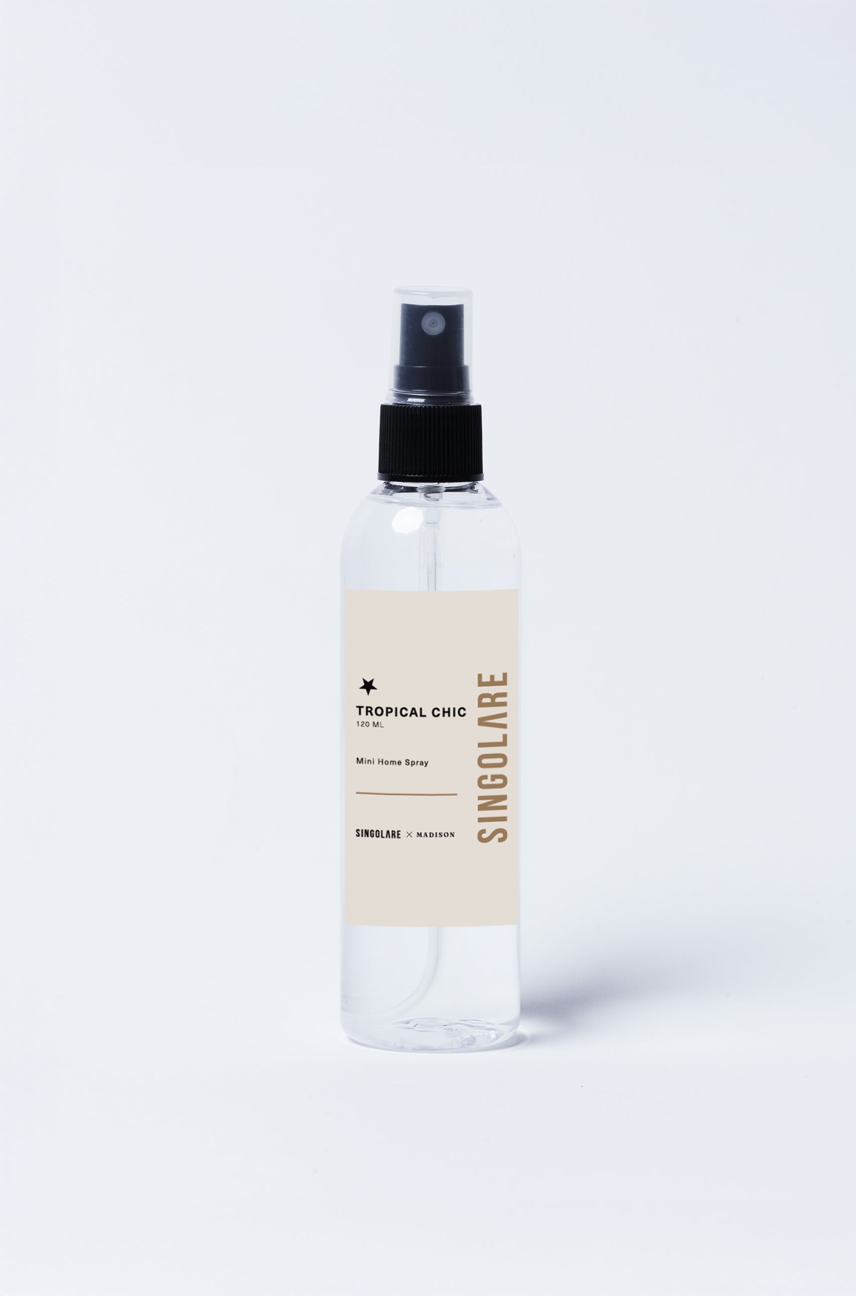 Spray aromático para el hogar Mini Home Spray Tropical Chic de la marca MS-0000-150, envase de 120 ml sobre una mesa decorativa.
