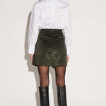 Pantalones cortos Felice Green de la marca O-2025-102, con diseño en color verde y tela cómoda para uso casual.