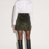 Pantalones cortos Felice Green de la marca O-2025-102, con diseño en color verde y tela cómoda para uso casual.