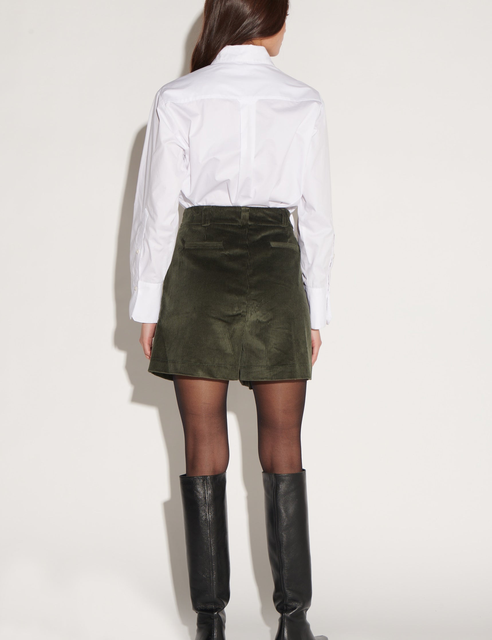 Pantalones cortos Felice Green de la marca O-2025-102, con diseño en color verde y tela cómoda para uso casual.