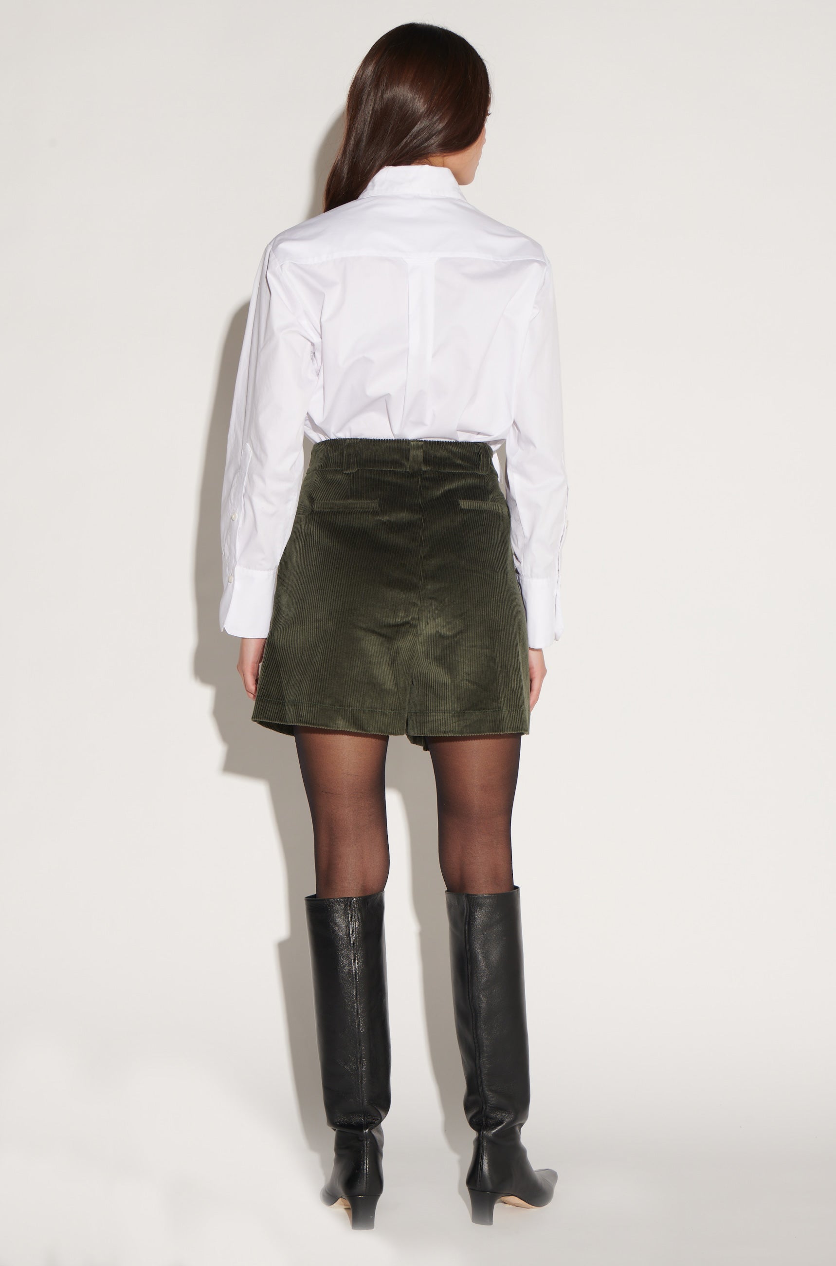 Pantalones cortos Felice Green de la marca O-2025-102, con diseño en color verde y tela cómoda para uso casual.